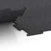 Le gros plan sur le système de connexion des revêtements de sol WARCO 6450 - Sol de Fitness Compact en couleur Rouge doux moucheté. Les dimensions 100 × 100 × 0,8 cm.