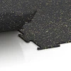 Großaufnahme vom Verbindungssystem von WARCO-Boden 6454 - Fitnessboden Kompakt im Farbdesign Leicht Gelb Gesprenkelt. Abmessungen 100 × 100 × 0,8 cm.