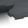Großaufnahme vom Verbindungssystem von WARCO-Boden 6457 - Fitnessboden Kompakt im Farbdesign Leicht Blau Gesprenkelt. Abmessungen 50 × 50 × 0,8 cm.