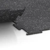 Großaufnahme vom Verbindungssystem von WARCO-Boden 6458 - Fitnessvloer Compact im Farbdesign Licht Grijs Gespeckeld. Abmessungen 50 × 50 × 0,8 cm.