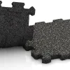 Großaufnahme vom Verbindungssystem von WARCO-Boden 3848 - Zwembadrandtegel zonder voegen im Farbdesign Donkergrijs Graniet. Abmessungen 306 x 306 x 20 mm.