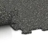 Großaufnahme vom Verbindungssystem von WARCO-Boden 1019 - Fitnessvloer Compact im Farbdesign Donkergrijs Graniet. Abmessungen 970 x 970 x 8 mm.