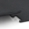 Le gros plan sur le système de connexion des revêtements de sol WARCO 3757 - Fitness Performance Elite Revêtement Sportif en couleur Rouge doux moucheté. Les dimensions 100 x 100 x 1,5 cm | 1,00 m².