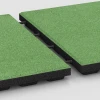 Großaufnahme vom Verbindungssystem von WARCO-Boden 6374 - Terrassenplatte Classic im Farbdesign Lindgrün. Abmessungen 50 x 50 x 4 cm.