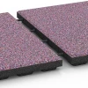 Großaufnahme vom Verbindungssystem von WARCO-Boden 6368 - Terrassenplatte Classic im Farbdesign Lavendel. Abmessungen 50 x 50 x 4 cm.