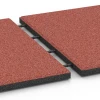 Großaufnahme vom Verbindungssystem von WARCO-Boden 6128 - Speelplaatstegel – 95 cm im Farbdesign Tomatenrood. Abmessungen 50 x 50 x 3 cm.