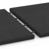Le gros plan sur le système de connexion des revêtements de sol WARCO 6127 - Dalle amortissante 95 cm en couleur Anthracite. Les dimensions 50 x 50 x 3 cm | 0,25 m².