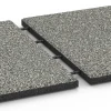 Le gros plan sur le système de connexion des revêtements de sol WARCO 6414 - Dalle amortissante – 90 cm en couleur Granit gris. Les dimensions 50 x 50 x 3 cm | 0,25 m².