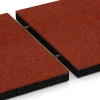 Großaufnahme vom Verbindungssystem von WARCO-Boden 6197 - Fallschutzplatten im Farbdesign Ziegelrot. Abmessungen 50 x 50 x 4,5 cm.