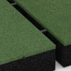 Großaufnahme vom Verbindungssystem von WARCO-Boden 6211 - Fallschutzplatten im Farbdesign Grasgrün. Abmessungen 50 x 50 x 11 cm.