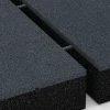 Großaufnahme vom Verbindungssystem von WARCO-Boden 6281 - Fallschutzplatte – 300 cm im Farbdesign Schiefergrau. Abmessungen 50 x 50 x 11 cm.