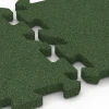 Großaufnahme vom Verbindungssystem von WARCO-Boden 6615 - Hundezwinger Boden im Farbdesign Grasgrün. Abmessungen 50 x 50 x 3 cm | 0,25 m².