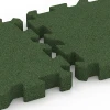 Le gros plan sur le système de connexion des revêtements de sol WARCO 6407 - Dalle amortissante – 220 cm en couleur Vert herbe. Les dimensions 50 x 50 x 6 cm | 0,25 m².