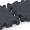 Großaufnahme vom Verbindungssystem von WARCO-Boden 6408 - Fallschutzplatte – 220 cm im Farbdesign Schiefergrau. Abmessungen 50 x 50 x 6 cm | 0,25 m².