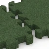 Le gros plan sur le système de connexion des revêtements de sol WARCO 6307 - Dalle amortissante à emboîtement puzzle en couleur Vert herbe. Les dimensions 50 x 50 x 5 cm | 0,25 m².