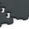 Großaufnahme vom Verbindungssystem von WARCO-Boden 7084 - Rubber mat voor honden im Farbdesign Antraciet. Abmessungen 102,5 x 102,5 x 3 cm | 1,05 m².
