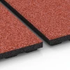 Großaufnahme vom Verbindungssystem von WARCO-Boden 6388 - Stalmat Premium im Farbdesign Baksteenrood. Abmessungen 100 x 100 x 4,5 cm | 1,00 m².