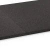 Le gros plan sur le système de connexion des revêtements de sol WARCO 6475 - Dalle de sous-couche Cl. 1 en couleur Anthracite. Les dimensions 52 x 52 x 1,8 cm.
