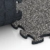 Großaufnahme vom Verbindungssystem von WARCO-Boden 6823 - Fitness Active Floor System im Farbdesign Dunkelgrauer Granit. Abmessungen 44,6 x 44,6 x 1,8 cm.