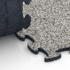 Großaufnahme vom Verbindungssystem von WARCO-Boden 6824 - Fitness Active Floor System im Farbdesign Grauer Granit. Abmessungen 44,6 x 44,6 x 1,8 cm.