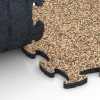 Großaufnahme vom Verbindungssystem von WARCO-Boden 6826 - Fitness Active Floor System im Farbdesign Terra Cotta. Abmessungen 44,6 x 44,6 x 1,8 cm.