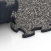 Le gros plan sur le système de connexion des revêtements de sol WARCO 6859 - Dalle Fitness Max en couleur Granit gris foncé. Les dimensions 44,6 x 44,6 x 1,8 cm.