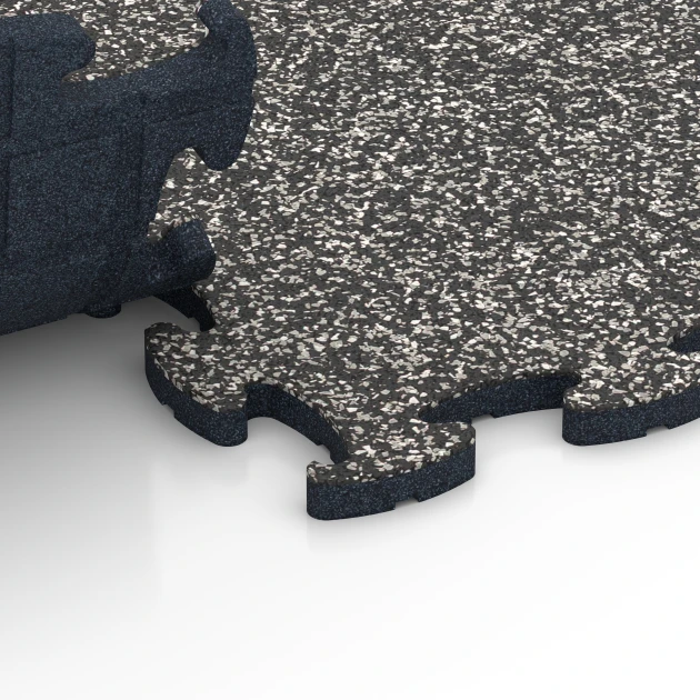 Le gros plan sur le système de connexion des revêtements de sol WARCO 6859 - Dalle Fitness Max en couleur Granit gris foncé. Les dimensions 44,6 x 44,6 x 1,8 cm.