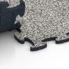 Großaufnahme vom Verbindungssystem von WARCO-Boden 6860 - Fitness Max vloersysteem im Farbdesign Grijs graniet. Abmessungen 44,6 x 44,6 x 1,8 cm.