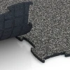Le gros plan sur le système de connexion des revêtements de sol WARCO 6868 - Dalle Fitness Max en couleur Granit gris foncé. Les dimensions 97,1 x 97,1 × 1,8 cm.