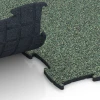 Großaufnahme vom Verbindungssystem von WARCO-Boden 6870 - Fitness Max Floor System im Farbdesign Englischer Rasen. Abmessungen 97,1 x 97,1 × 1,8 cm.