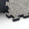 Großaufnahme vom Verbindungssystem von WARCO-Boden 6932 - Valdempende puzzeltegel im Farbdesign Grijs graniet. Abmessungen 44,6 x 44,6 × 2,8 cm.