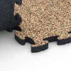 Le gros plan sur le système de connexion des revêtements de sol WARCO 6934 - Dalle amortissante puzzle en couleur Terracotta. Les dimensions 44,6 x 44,6 × 2,8 cm.