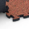 Großaufnahme vom Verbindungssystem von WARCO-Boden 6935 - Valdempende puzzeltegel im Farbdesign Etna. Abmessungen 44,6 x 44,6 × 2,8 cm.