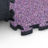 Großaufnahme vom Verbindungssystem von WARCO-Boden 6936 - Valdempende puzzeltegel im Farbdesign Lavendel. Abmessungen 44,6 x 44,6 × 2,8 cm.