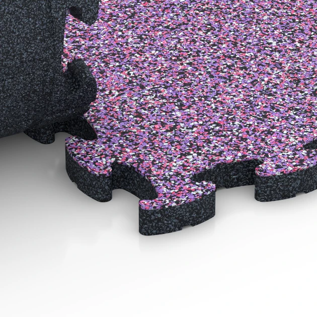 Großaufnahme vom Verbindungssystem von WARCO-Boden 6936 - Fallschutz Puzzlematte im Farbdesign Lavendel. Abmessungen 44,6 x 44,6 × 2,8 cm.