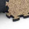 Großaufnahme vom Verbindungssystem von WARCO-Boden 6939 - Valdempende puzzeltegel im Farbdesign Rattan. Abmessungen 44,6 x 44,6 × 2,8 cm.