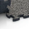 Großaufnahme vom Verbindungssystem von WARCO-Boden 6940 - Terrastegels rubber im Farbdesign Donkergrijs graniet. Abmessungen 44,6 x 44,6 × 2,8 cm.