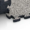 Großaufnahme vom Verbindungssystem von WARCO-Boden 6842 - Fitness Active Floor System im Farbdesign Grauer Granit. Abmessungen 44,6 x 44,6 × 2,8 cm.