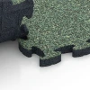 Großaufnahme vom Verbindungssystem von WARCO-Boden 6843 - Fitness Active vloertegel im Farbdesign Engels gazon. Abmessungen 44,6 x 44,6 × 2,8 cm.