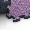 Großaufnahme vom Verbindungssystem von WARCO-Boden 6954 - Sportveldtegel rubber im Farbdesign Lavendel. Abmessungen 44,6 x 44,6 × 2,8 cm.