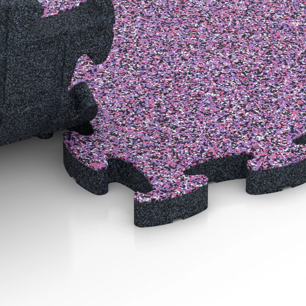 Le gros plan sur le système de connexion des revêtements de sol WARCO 6954 - Dalle terrain multisport en couleur Lavande. Les dimensions 44,6 x 44,6 × 2,8 cm.