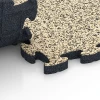 Großaufnahme vom Verbindungssystem von WARCO-Boden 6847 - Fitness Active vloertegel im Farbdesign Travertin. Abmessungen 44,6 x 44,6 × 2,8 cm.