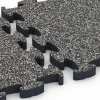 Großaufnahme vom Verbindungssystem von WARCO-Boden 6877 - Fitness Max vloersysteem im Farbdesign Donkergrijs graniet. Abmessungen 44,6 x 44,6 × 2,8 cm.