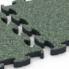 Großaufnahme vom Verbindungssystem von WARCO-Boden 6879 - Fitness Max vloersysteem im Farbdesign Engels gazon. Abmessungen 44,6 x 44,6 × 2,8 cm.
