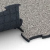 Großaufnahme vom Verbindungssystem von WARCO-Boden 6851 - Fitness Active Floor System im Farbdesign Grauer Granit. Abmessungen 97,1 x 97,1 x 2,8 cm.