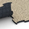 Großaufnahme vom Verbindungssystem von WARCO-Boden 6856 - Fitness Active vloertegel im Farbdesign Travertin. Abmessungen 97,1 x 97,1 x 2,8 cm.