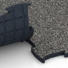Le gros plan sur le système de connexion des revêtements de sol WARCO 6886 - Dalle Fitness Max en couleur Granit gris foncé. Les dimensions 97,1 x 97,1 x 2,8 cm.