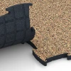 Le gros plan sur le système de connexion des revêtements de sol WARCO 6889 - Dalle Fitness Max en couleur Terracotta. Les dimensions 97,1 x 97,1 x 2,8 cm.