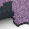 Großaufnahme vom Verbindungssystem von WARCO-Boden 6891 - Fitness Max Floor System im Farbdesign Lavendel. Abmessungen 97,1 x 97,1 x 2,8 cm.