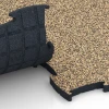 Le gros plan sur le système de connexion des revêtements de sol WARCO 6894 - Dalle Fitness Max en couleur Rattan. Les dimensions 97,1 x 97,1 x 2,8 cm.